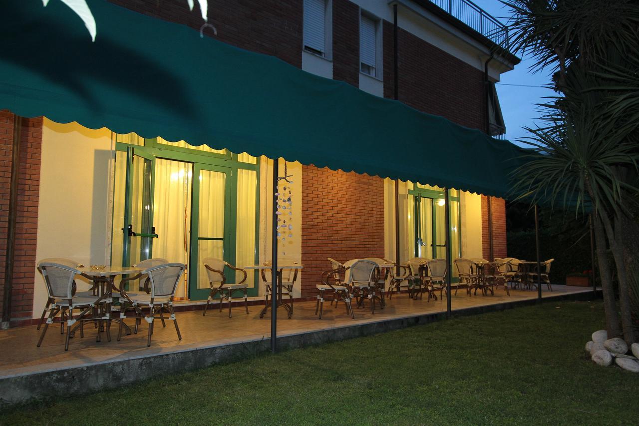 Hotel Vera Marina di Massa Extérieur photo